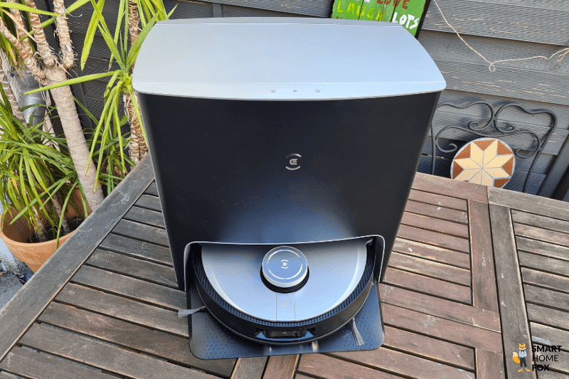 Das Design der Ecovacs Deebot X1 Turbo Wischstation ist in der Nahaufnahme zu sehen.